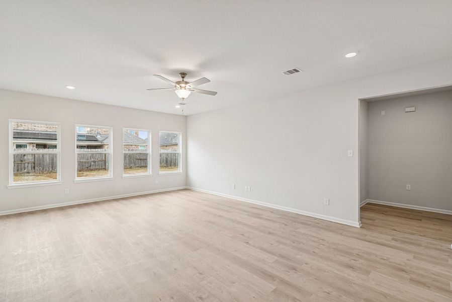 Spacious, unfurnished interior of a new home in Sierra Vista, Rosharon (Image 24).