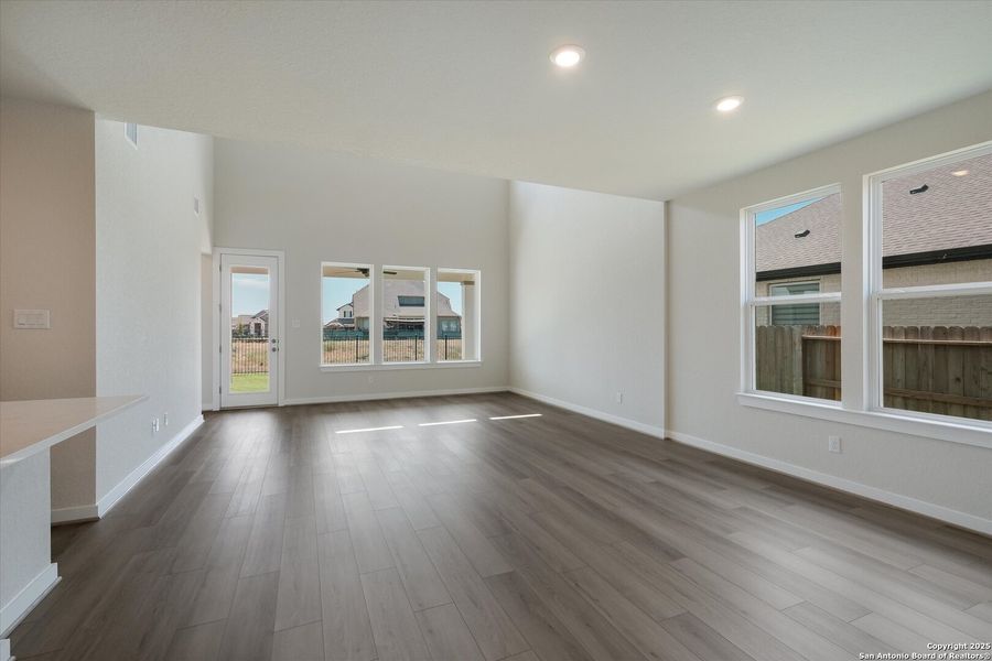 Spacious, unfurnished interior of a new home in Foxbrook, Cibolo (Image 13).