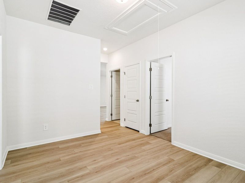 Spacious, unfurnished interior of a new home in Lark Canyon, New Braunfels (Image 36).