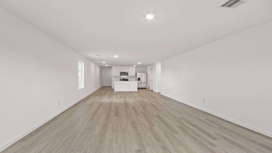Representative unfurnished interior of a home built from the Estero by D.R. Horton in Sunset Valley, Hockley (Image 11).