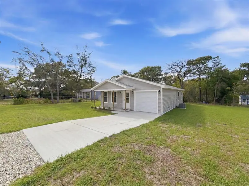 Exterior details and patio area of a home in , Weeki Wachee (Image 4).
