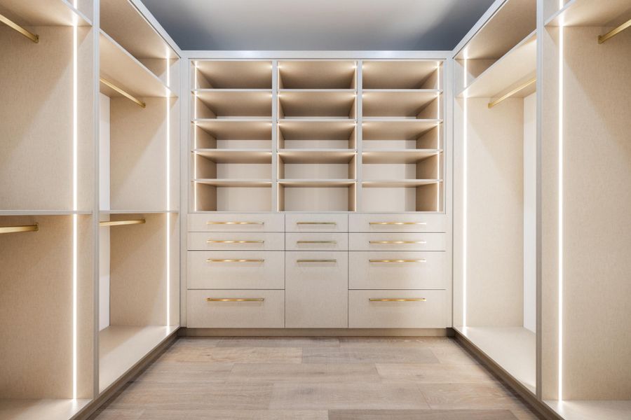 GUEST SUITE CLOSET