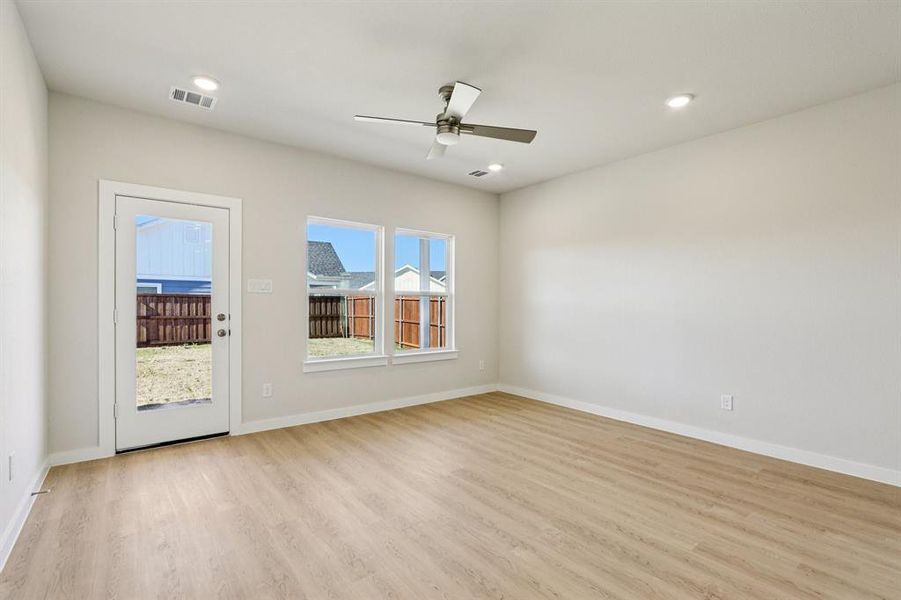 Spacious, unfurnished interior of a new home in Hickory Hill, Sherman (Image 38).