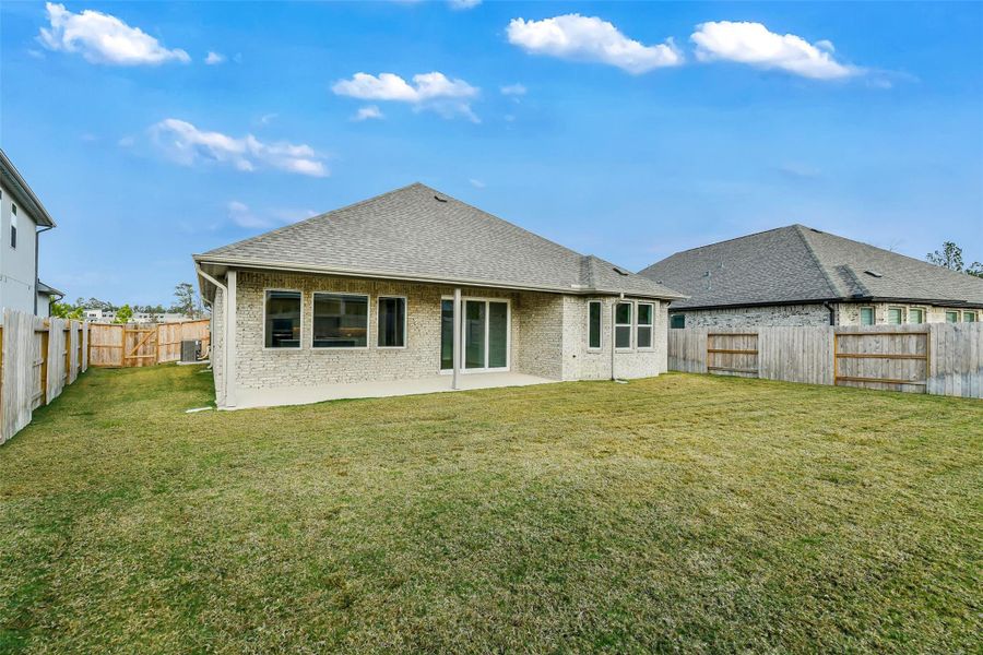 Exterior details and patio area of a home in Evergreen 55', Conroe (Image 4).