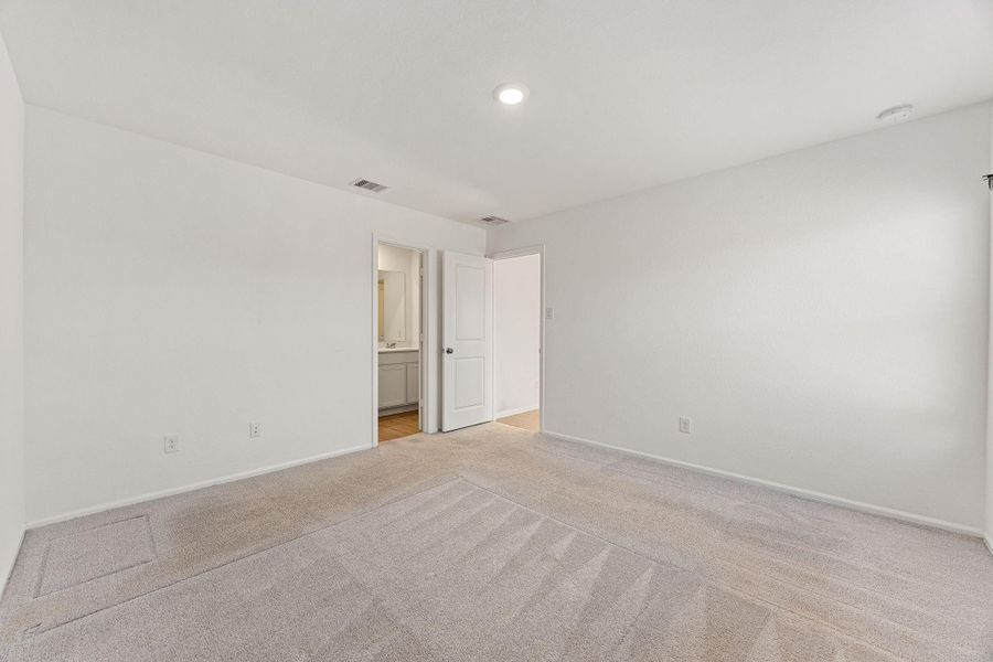 Spacious, unfurnished interior of a new home in Tavola, New Caney (Image 17).