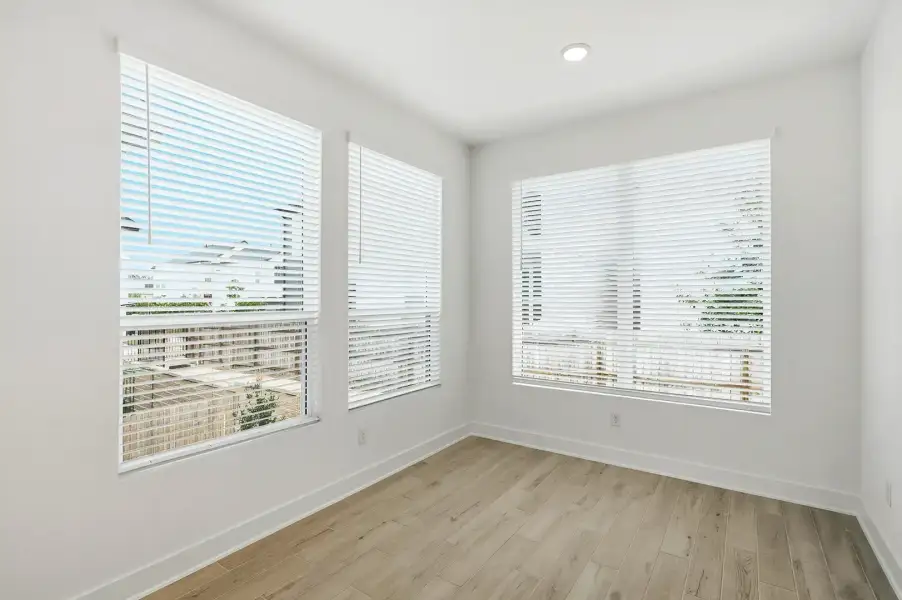 Spacious, unfurnished interior of a new home in Rose Hill, San Antonio (Image 22).