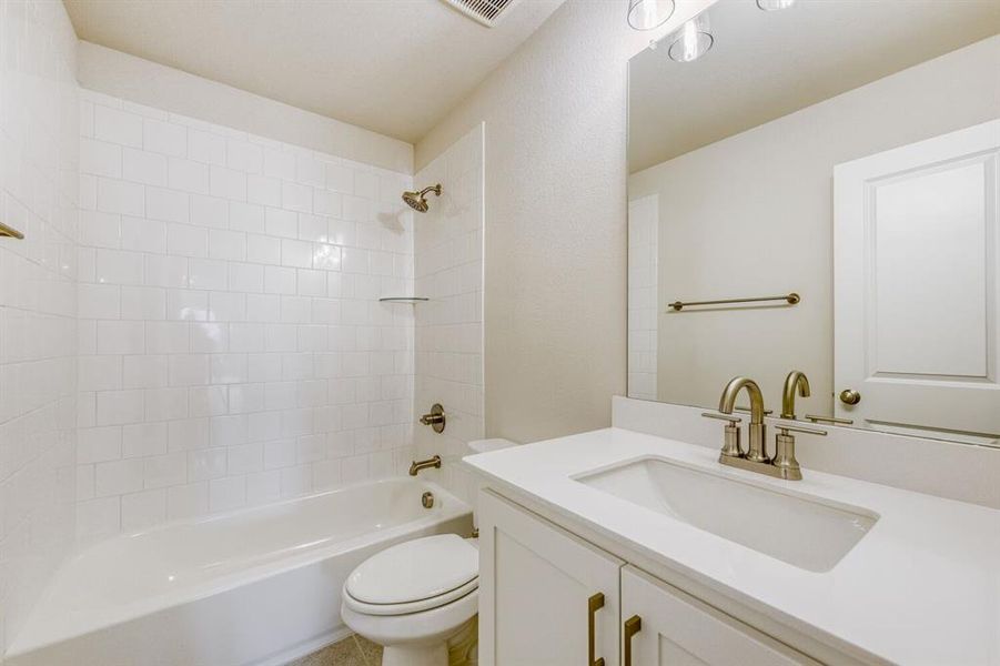 Full bath with vanity and shower / washtub combination