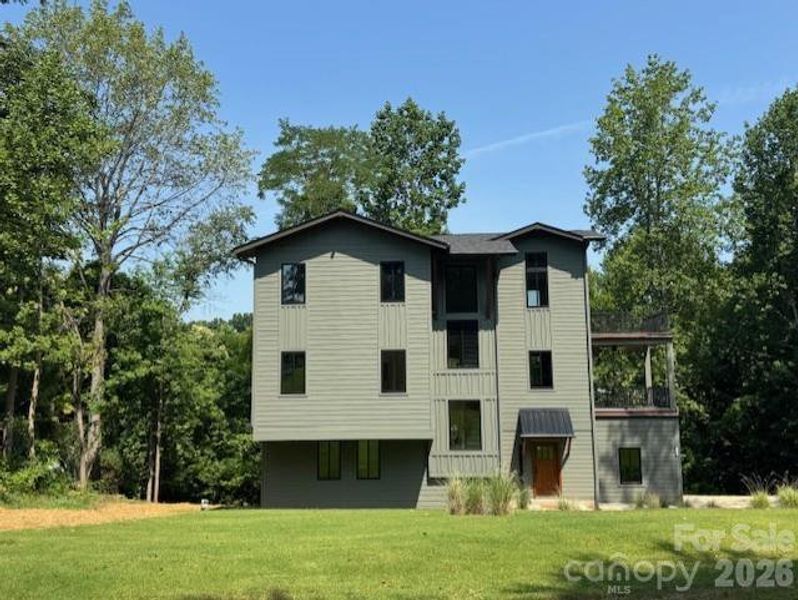 Welcome home. Front view with the green grass.