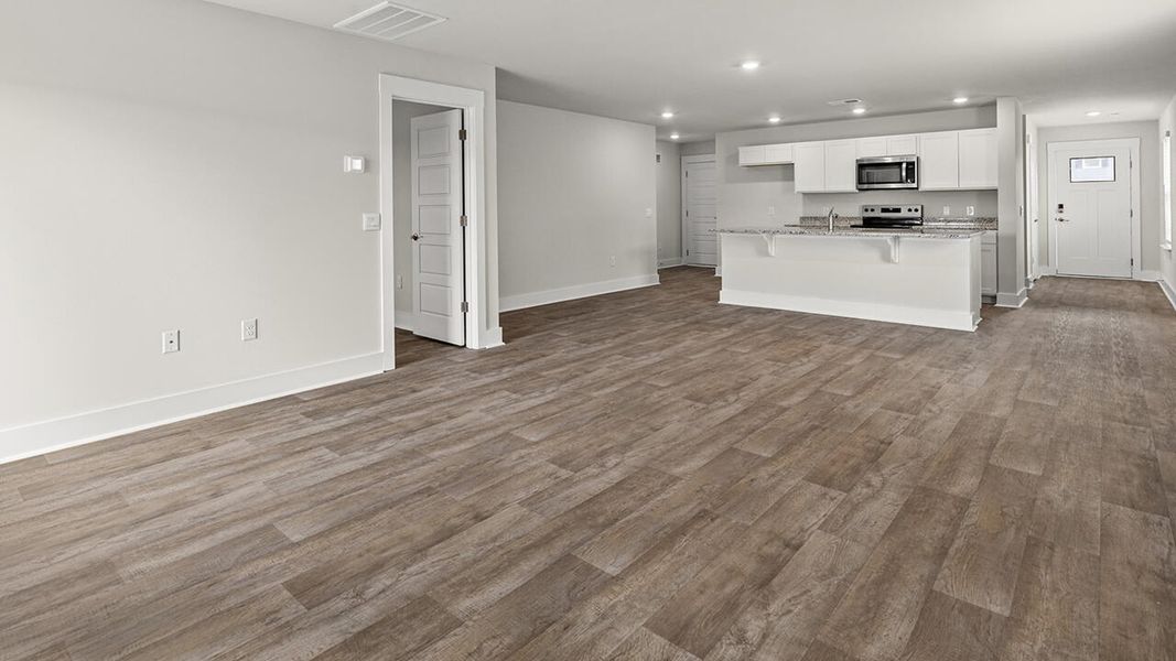 Spacious, unfurnished interior of a new home in Vineyard Trail, Jacksonville (Image 15).