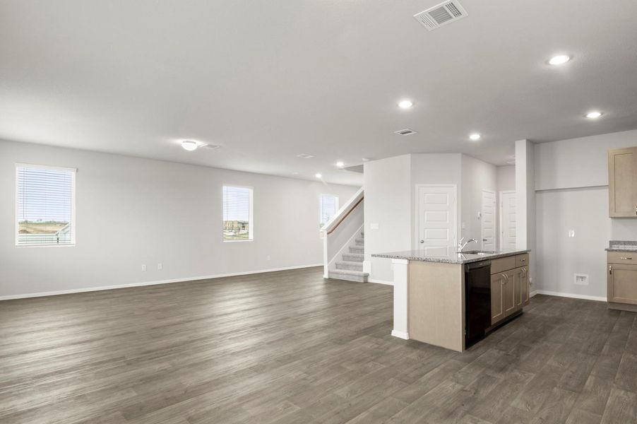 Spacious, unfurnished interior of a new home in Harvest Ridge, Elgin (Image 18).