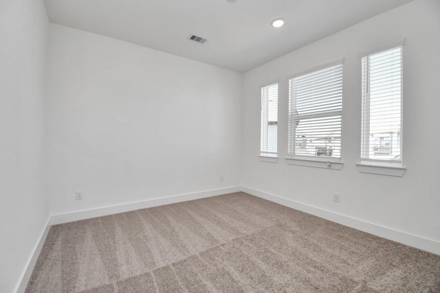 Spacious, unfurnished interior of a new home in Meridiana, Rosharon (Image 18).