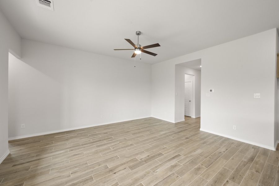 Spacious, unfurnished interior of a new home in Summer Crest, Fort Worth (Image 20). Spacious, unfurnished interior of a new home in Summer Crest, Fort Worth (Image 20).