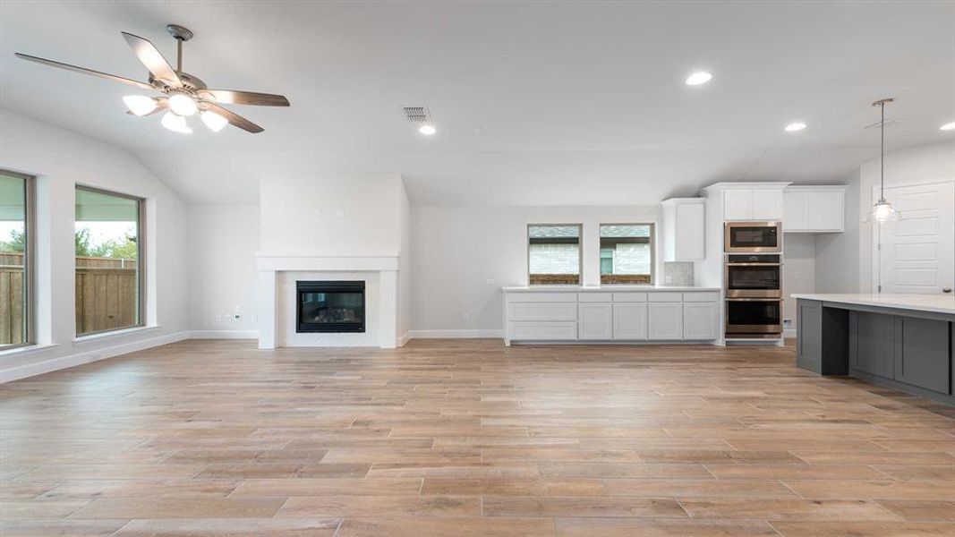 Spacious, unfurnished interior of a new home in Walsh Ranch 55', Fort Worth (Image 19). Spacious, unfurnished interior of a new home in Walsh Ranch 55', Fort Worth (Image 19).