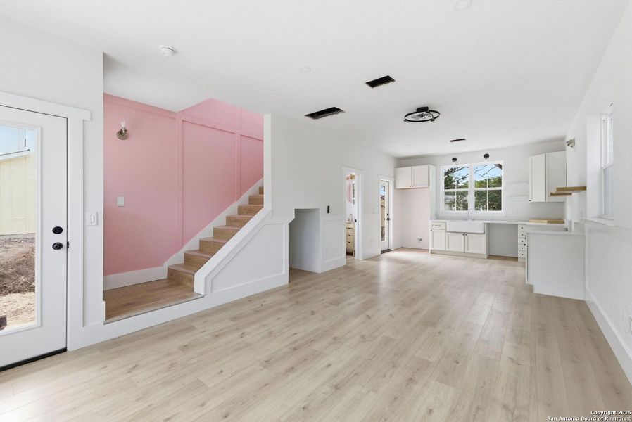 Spacious, unfurnished interior of a new home in , Bandera (Image 23).