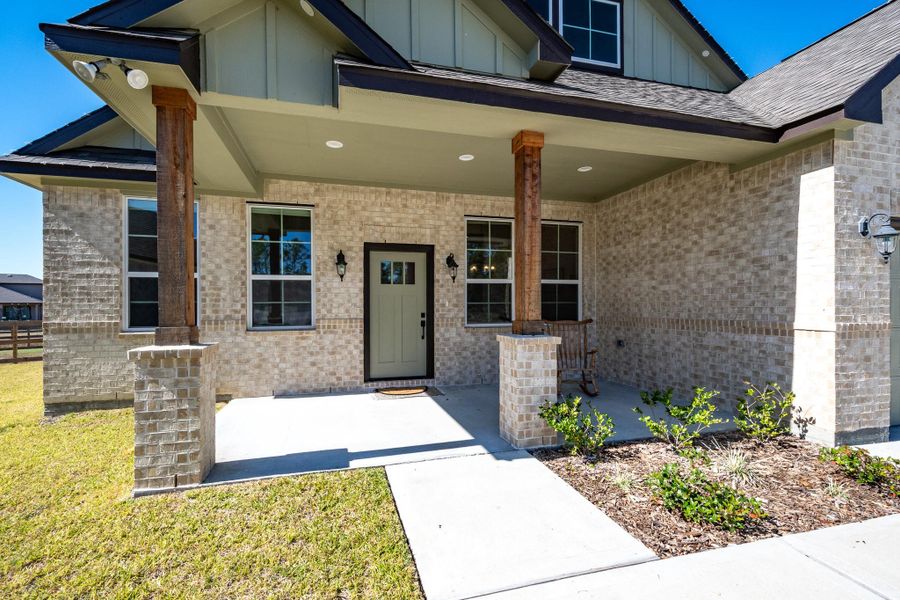 Exterior details and patio area of a home in , Anahuac (Image 4).