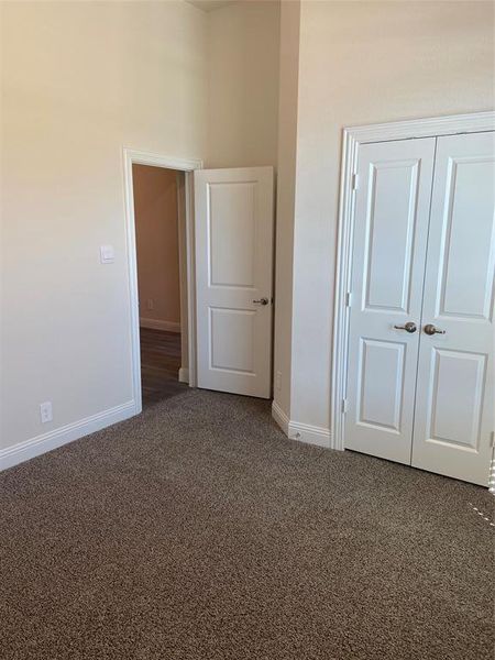 Spacious, unfurnished interior of a new home in Bear Park Estates, Euless (Image 10).