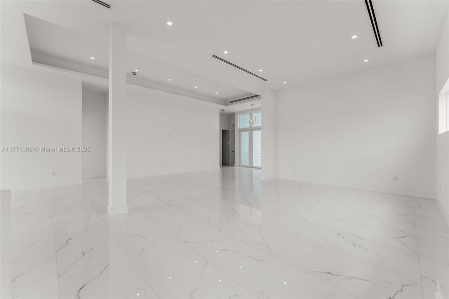Spacious, unfurnished interior of a new home in , Key Largo (Image 39).