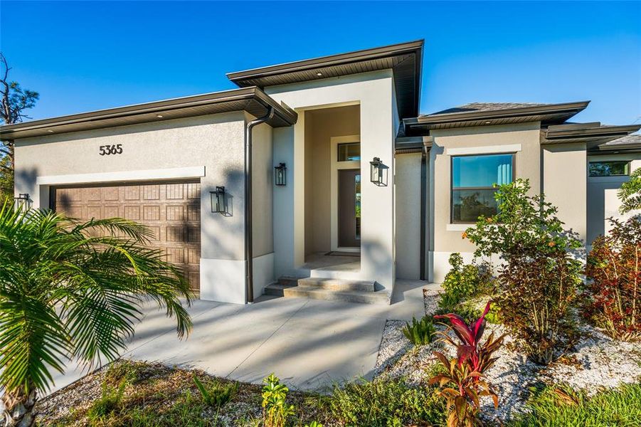 Exterior details and patio area of a home in , Port Charlotte (Image 3).