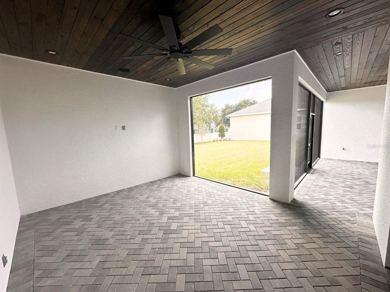 Exterior details and patio area of a home in , Winter Haven (Image 3).