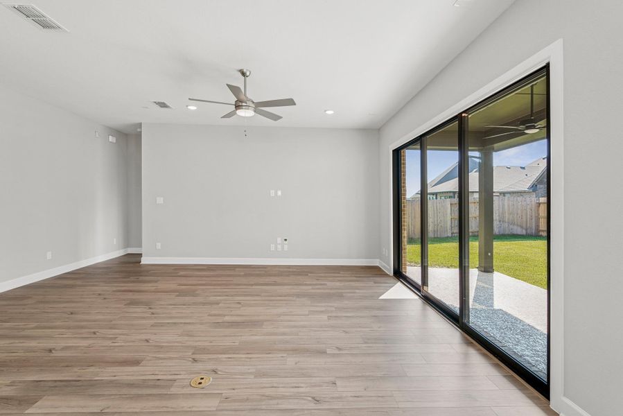 Spacious, unfurnished interior of a new home in The Meadows at Imperial Oaks, Conroe (Image 12).