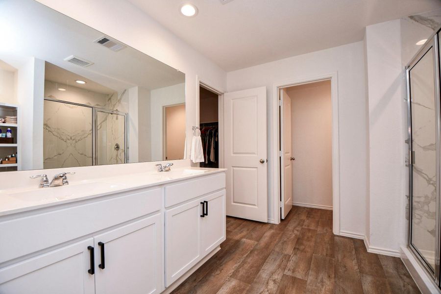 Dual sinks with additional storage space