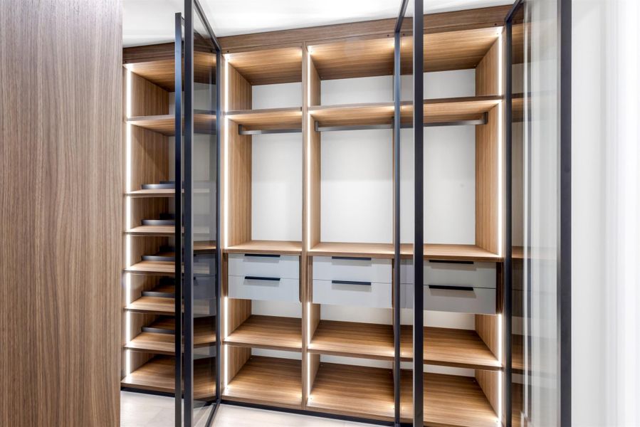 WALK_IN_CLOSET_ANGLE_2_EB WALK_IN_CLOSET_ANGLE_2_EB
