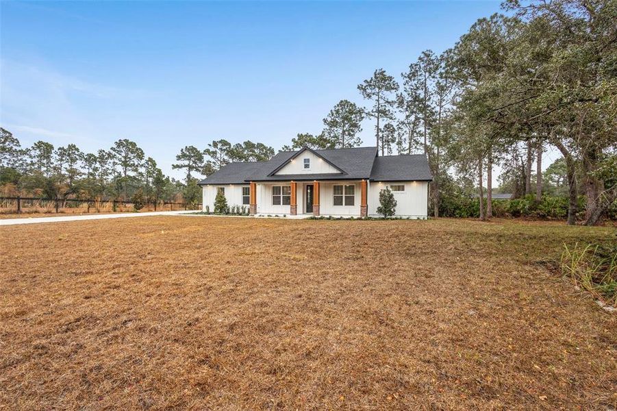 Exterior details and patio area of a home in , Eustis (Image 28).