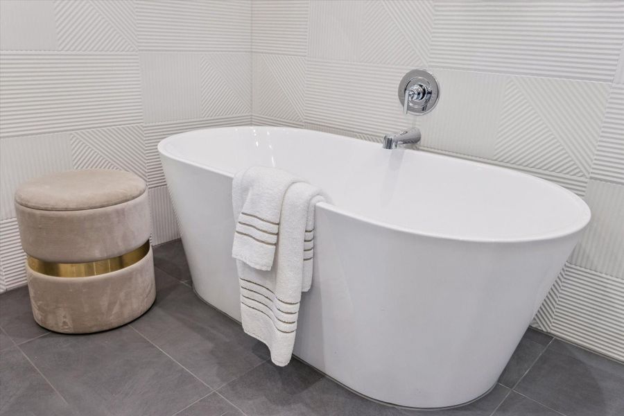 Freestanding soaking tub