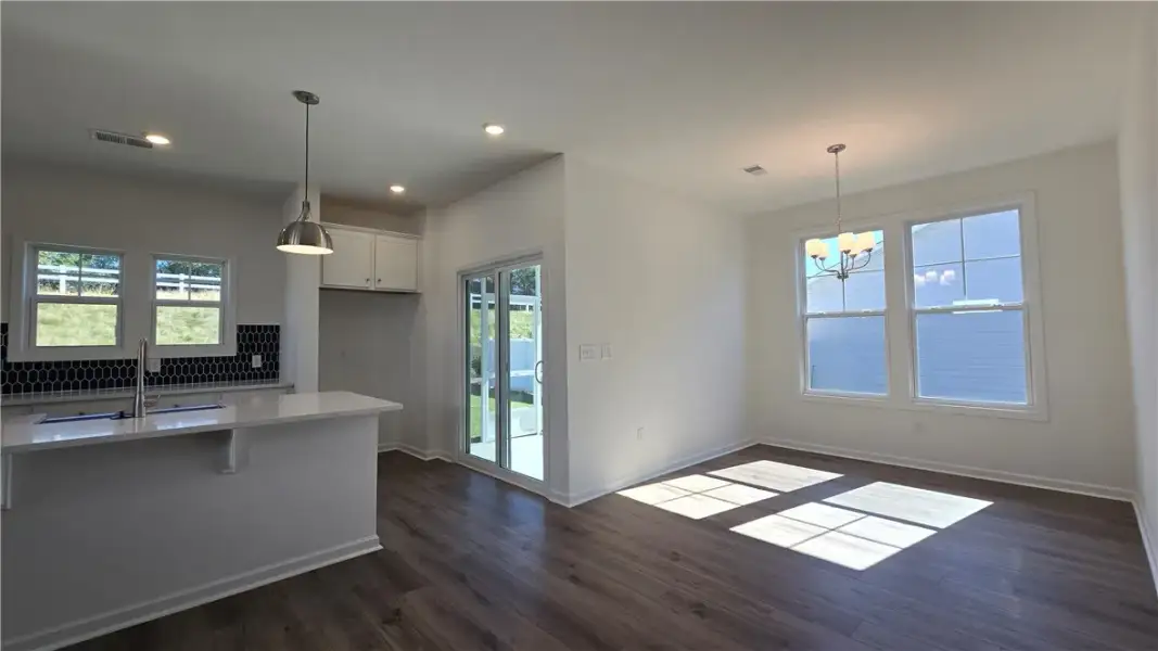 A seamless open layout unites the dining area and