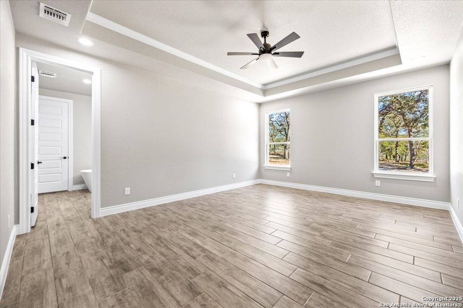 Spacious, unfurnished interior of a new home in , La Vernia (Image 34).