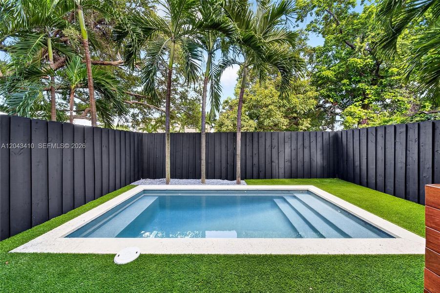Exterior details and patio area of a home in , Miami (Image 26).