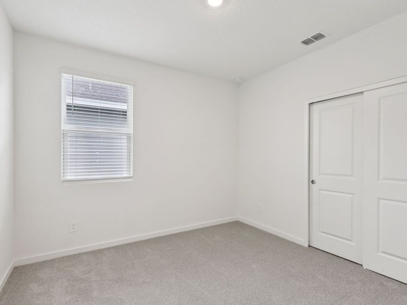 Spacious, unfurnished interior of a new home in Azalea Creek, Jacksonville (Image 9).