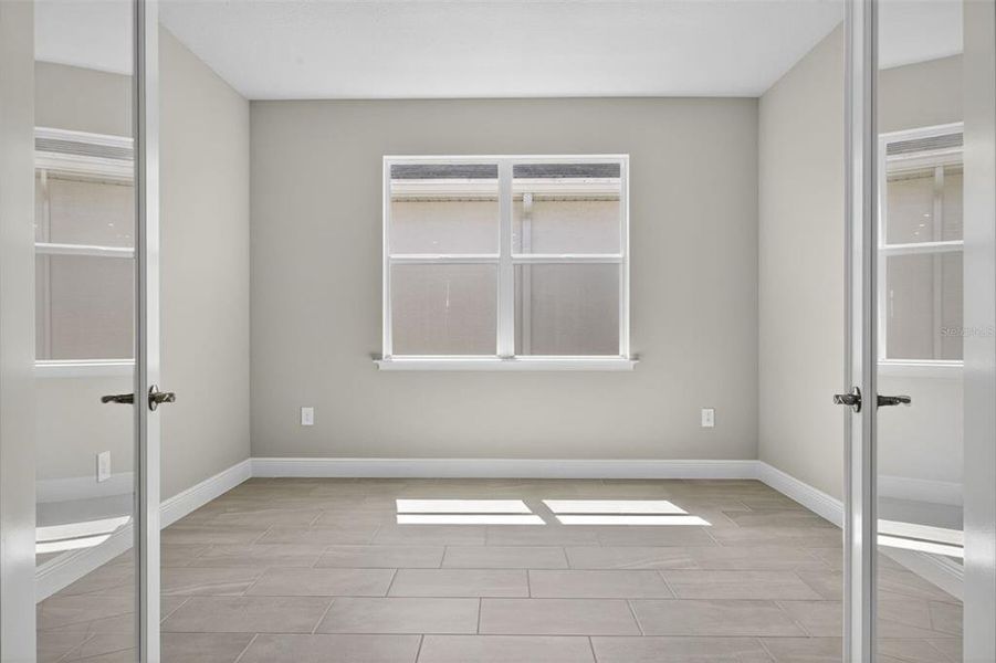 Spacious, unfurnished interior of a new home in Wellen Park, Venice (Image 15).