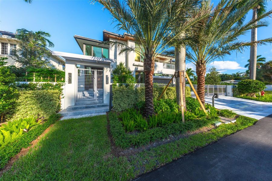 Exterior details and patio area of a home in , Fort Lauderdale (Image 38).