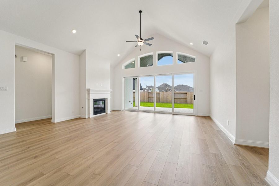 Spacious, unfurnished interior of a new home in Sienna 65', Missouri City (Image 41).