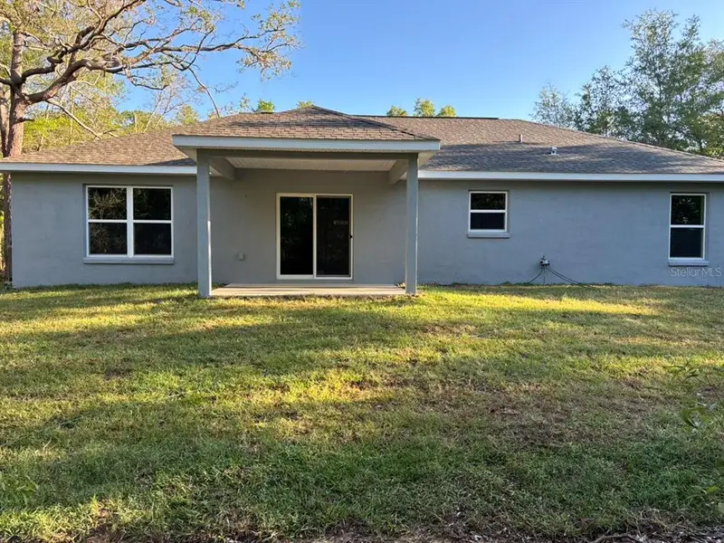 Exterior details and patio area of a home in , Dunnellon (Image 4).