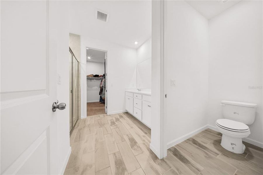 Spacious, unfurnished interior of a new home in Meridian Parks, Orlando (Image 21). Spacious, unfurnished interior of a new home in Meridian Parks, Orlando (Image 21).