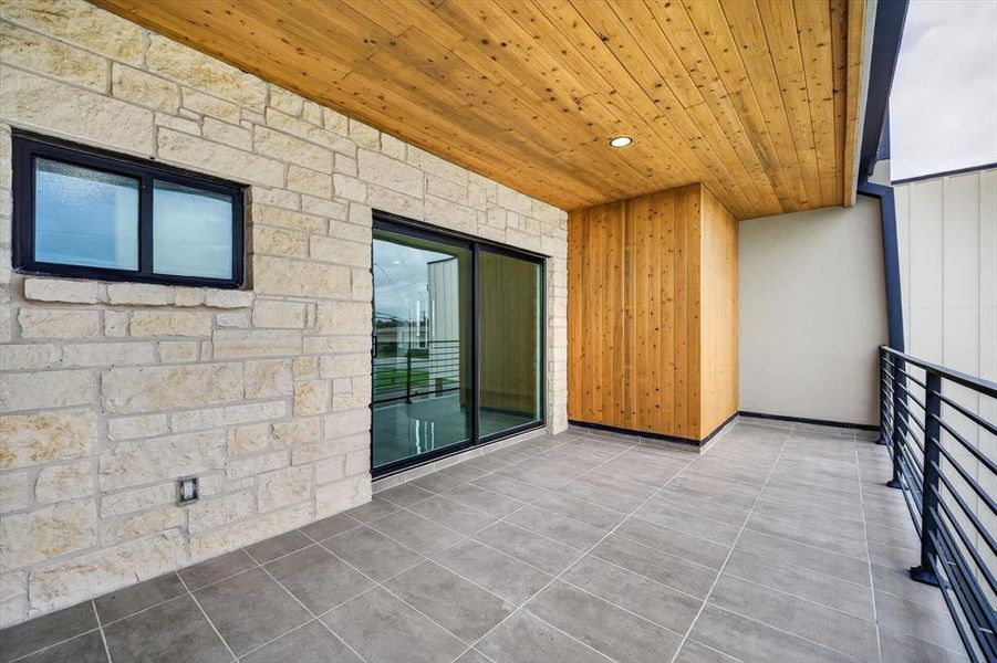Exterior details and patio area of a home in , Irving (Image 19).