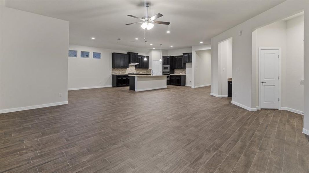 Spacious, unfurnished interior of a new home in Lakeview Pointe, Grand Prairie (Image 19).