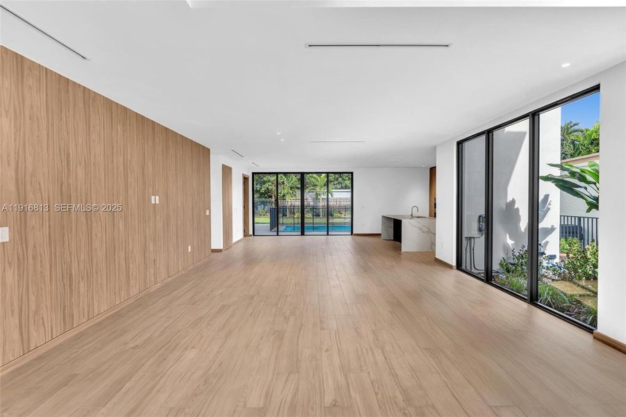 Spacious, unfurnished interior of a new home in , Miami (Image 25).