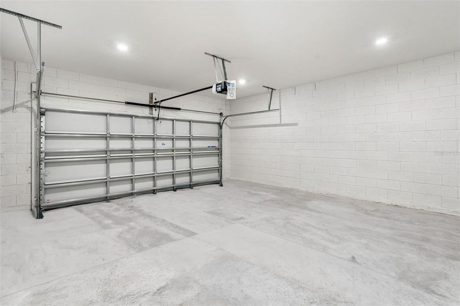 Spacious, unfurnished interior of a new home in Eden Crest, Apopka (Image 32).