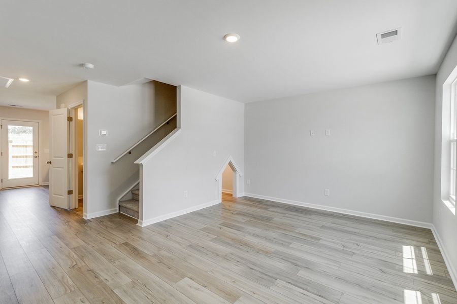 Spacious, unfurnished interior of a new home in Astoria, Columbia (Image 13).