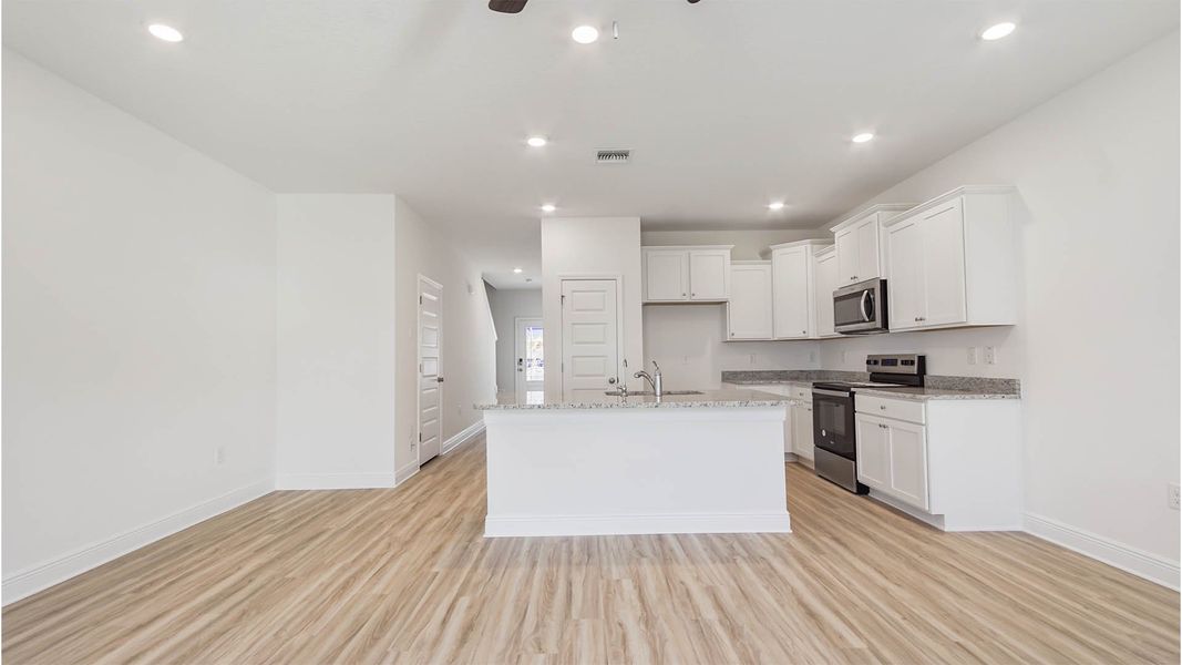 Spacious, unfurnished interior of a new home in Bayside at Ward Creek, Panama City Beach (Image 18).