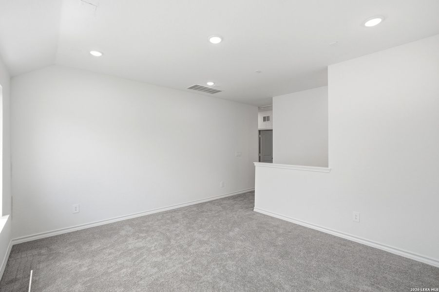 Spacious, unfurnished interior of a new home in Davis Ranch, San Antonio (Image 25).