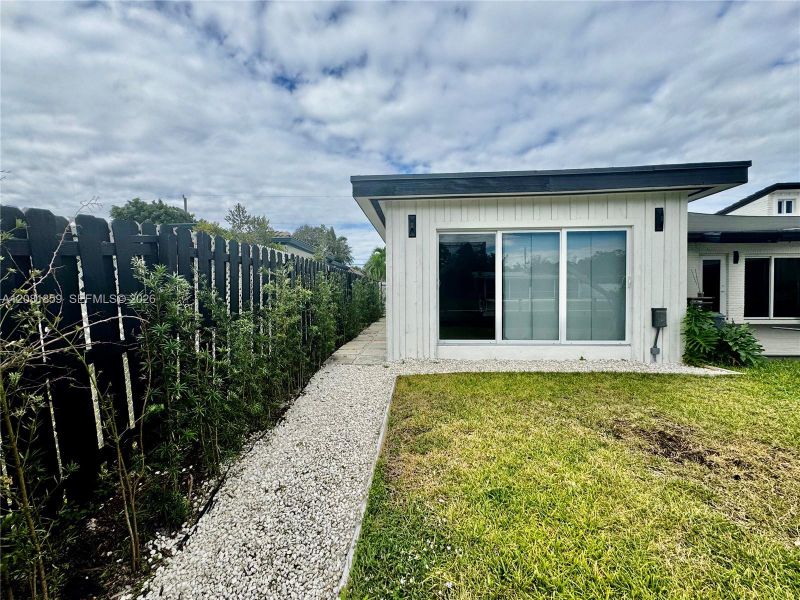 Exterior details and patio area of a home in , Fort Lauderdale (Image 27).