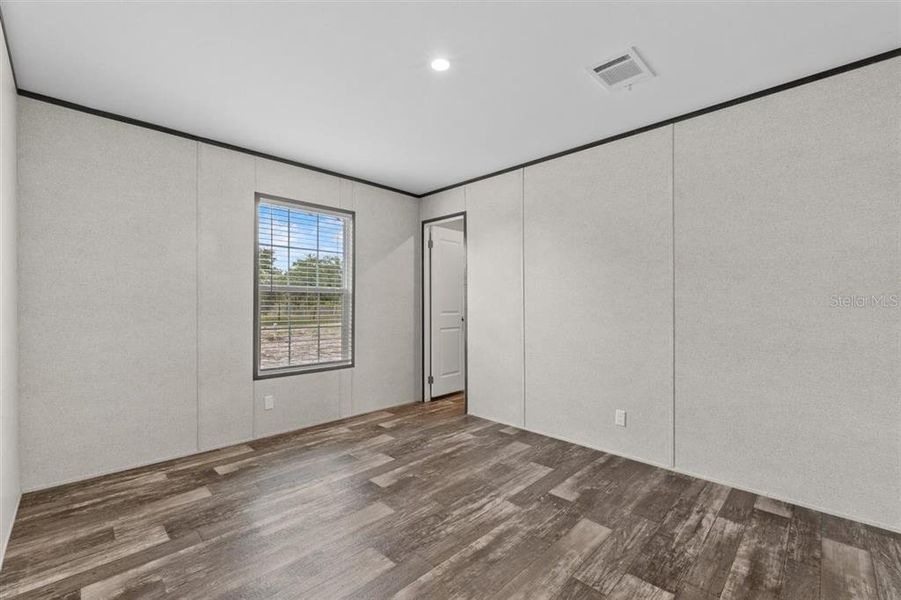 Spacious, unfurnished interior of a new home in , Crystal River (Image 16).