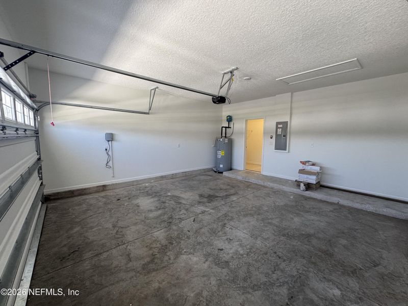 Spacious, unfurnished interior of a new home in Hyland Trail, Green Cove Springs (Image 36).