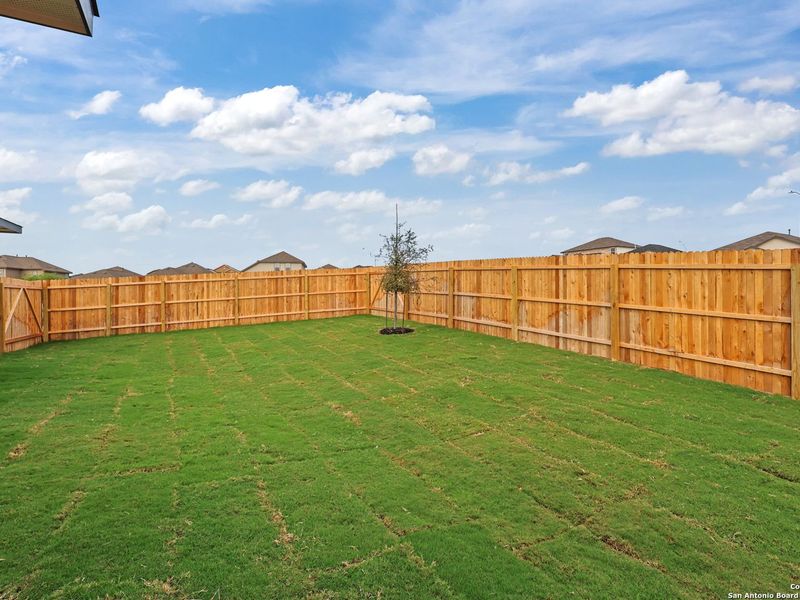 Exterior details and patio area of a home in Comanche Ridge, San Antonio (Image 20).
