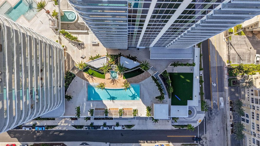 Condo located in Fort Lauderdale, FL showcasing its design and architecture (Image 35).