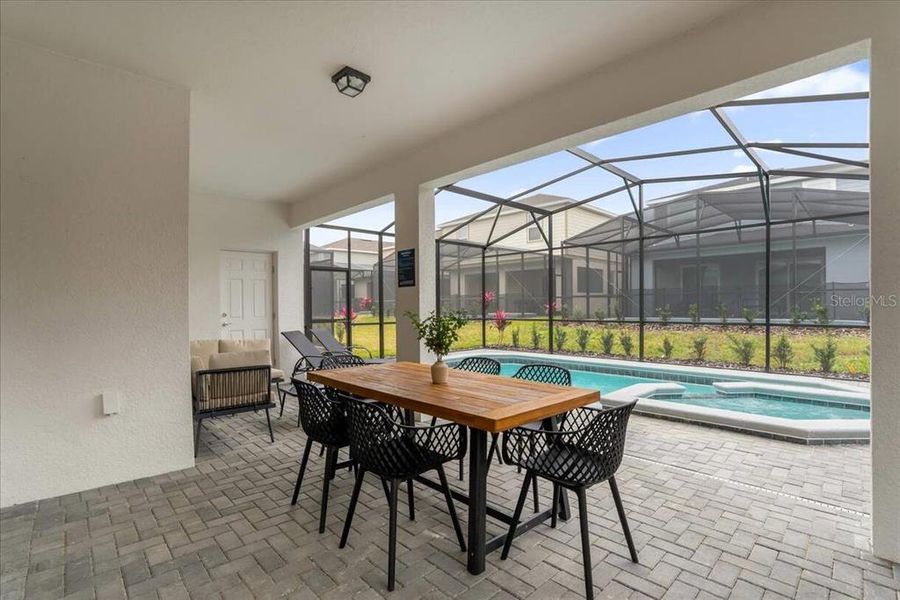Exterior details and patio area of a home in , Clermont (Image 3).